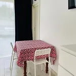 Studio-apartment Mit Balkon Apartament